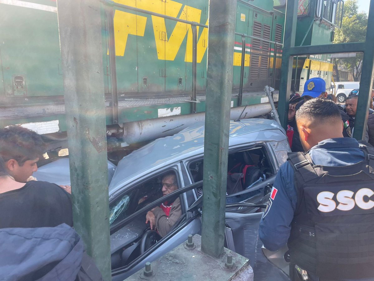 ManlAgencia's tweet photo. Accidente ferroviario en CDMX 🚨
Un tren arrolló a un automóvil en Circuito Interior y Boleo, colonia Valle Gómez, alcaldía Cuauhtémoc. De manera preliminar, un hombre de aproximadamente 60 años quedó prensado e inconsciente.
#Accidente #CDMX #ValleGómez #Emergencias #Tren 🚆🚗 https://t.co/kbpQKrl0cI