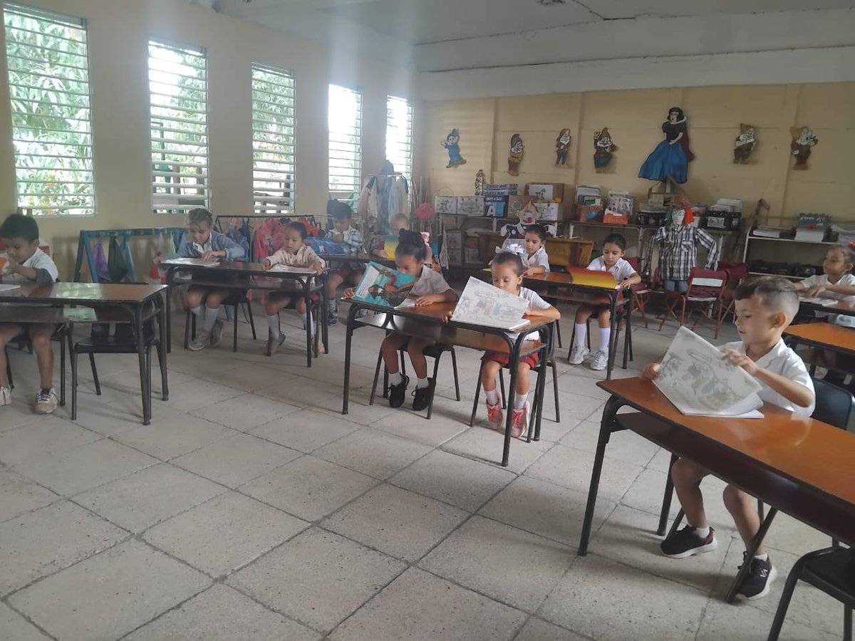 Los pequeños de preescolar de la institución educativa Roberto Reyes en la actividad programa de preescritura  ubican  los puntos de referencia para  el trazo de la mariposa.
#EducadoresSibanicuenses