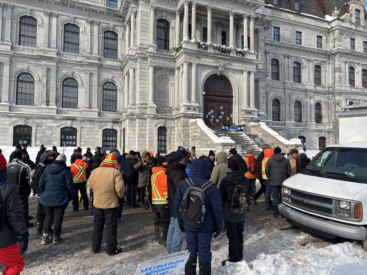 Manif des cols bleus devant l’hôtel de ville. La séance du conseil municipal est suspendue. #polmtl
