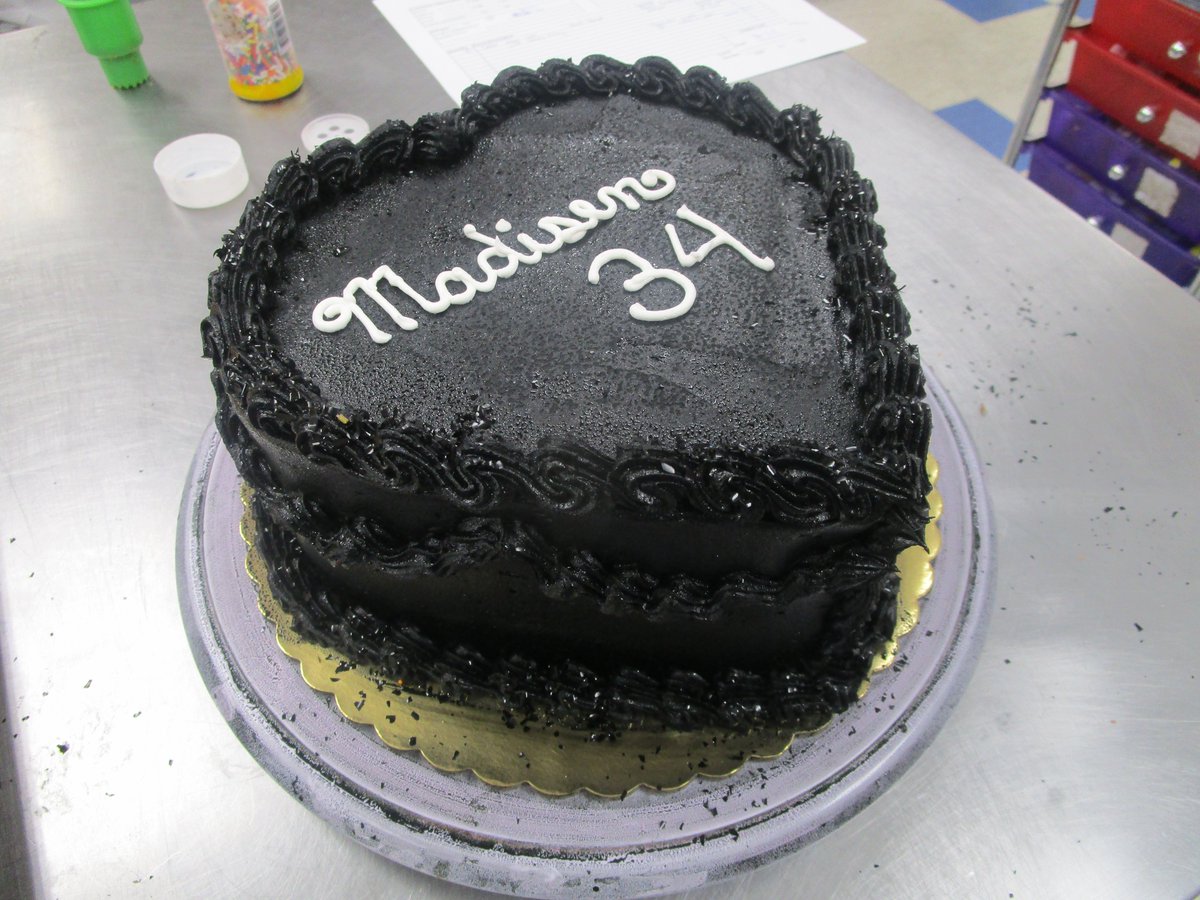 #HumpDay flavors: Gingerbread, Mudslide, Chocolate Mocha, Peppermint Perfection, Key Lime, Cookies &amp; Cream, Chocolate, Peak, Red Velvet, and Vanilla #cupcakes! Fudges, cookies, rice krispies, truffles, barks, and cakepops today too! Start placing those #ValentinesDay orders!