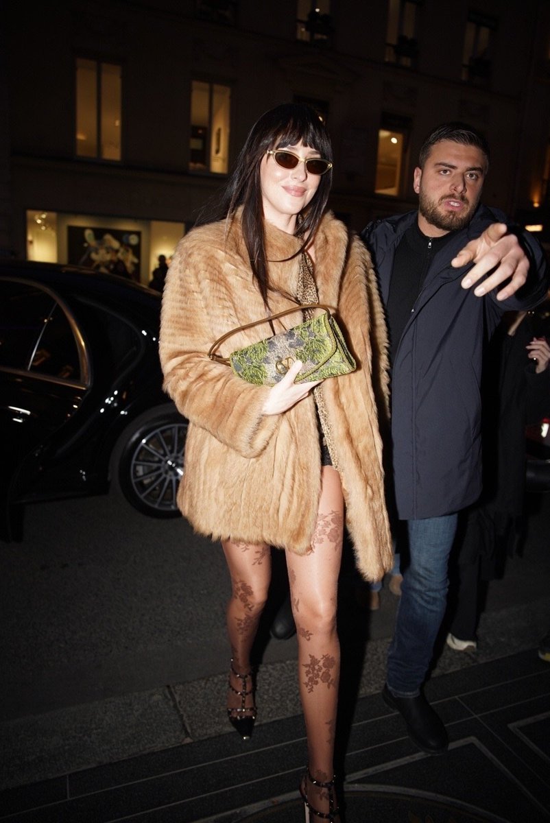 📸 28.01 | Dakota Johnson fue vista regresando a su hotel en Paris, Francia. 

Más fotos: dakotajohnsonargentina.sosugary.com/galeria/thumbn…