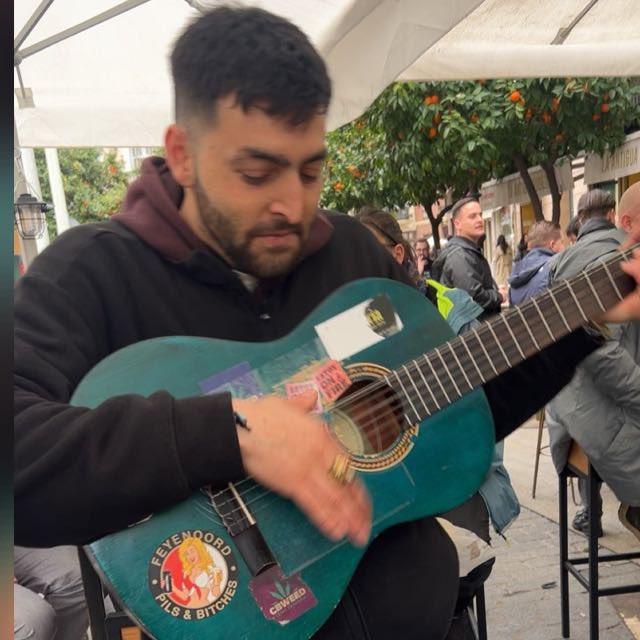 jcfr010's tweet photo. Kom gitaar spelen kom gitaar spelen https://t.co/mztAAQPxuR