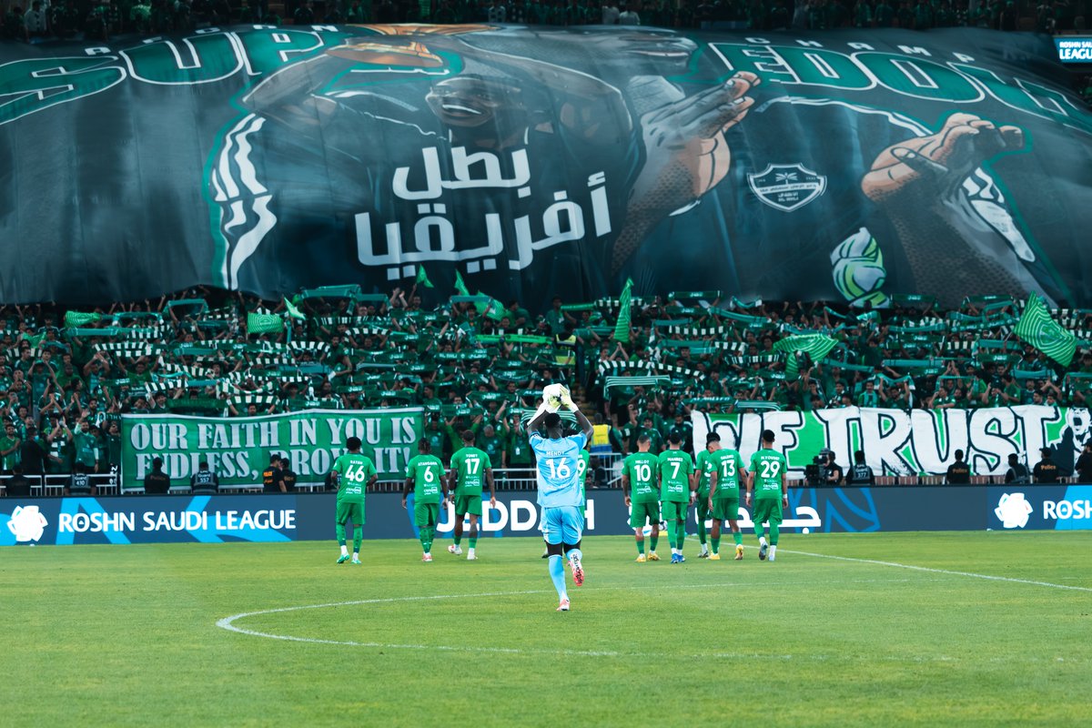 جماهير <a href="/ALAHLI_FC/">النادي الأهلي السعودي</a> تحتفي ببطل أفريقيا إدوارد ميندي 🏆🇸🇳

#دوري_روشن_السعودي | #للجماهير