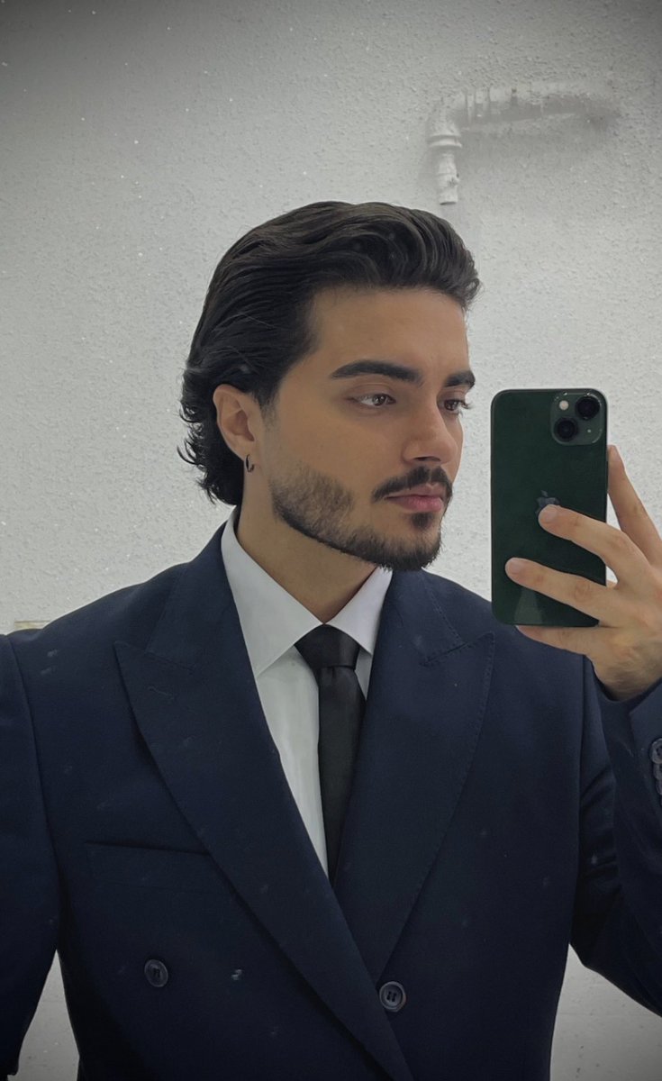 امیر موحدی، ۲۵ ساله از رشت، آرایشگری هنرمند و مهربان بود.
در مسیر بازگشت به خانه، با شلیک گلوله از پشت به دست نیروهای جمهوری اسلامی کشته شد.در لاکان به خاک سپرده شد.
گفته بود: «امسال، سال تغییره.»

#IranMassacre

Amir Movahedi, 25, from Rasht a kind, artistic barber.
Shot from