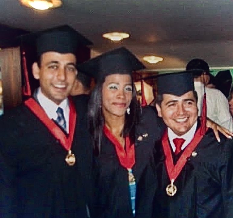 Eduardo Torres y yo sí nos graduamos de abogado y politólogo respectivamente en el Aula Magna de la UCV. Eduardo hoy está preso por ejercer como abogado defensor de Derechos Humanos de presos políticos. 

¡Libéralo, Delcy Eloína! ¡Libera a todos los presos políticos!
