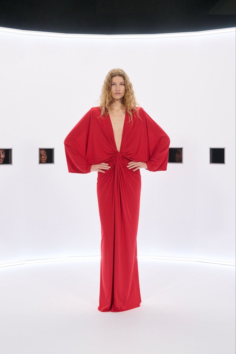 LegendaryLade's tweet photo. Above all this Valentino Haute Couture SS26 opening look needs to see a red carpet in honor of Valentino Garavani passing away! #ValentinoRed ❤️🔥 https://t.co/ukOFtydxga