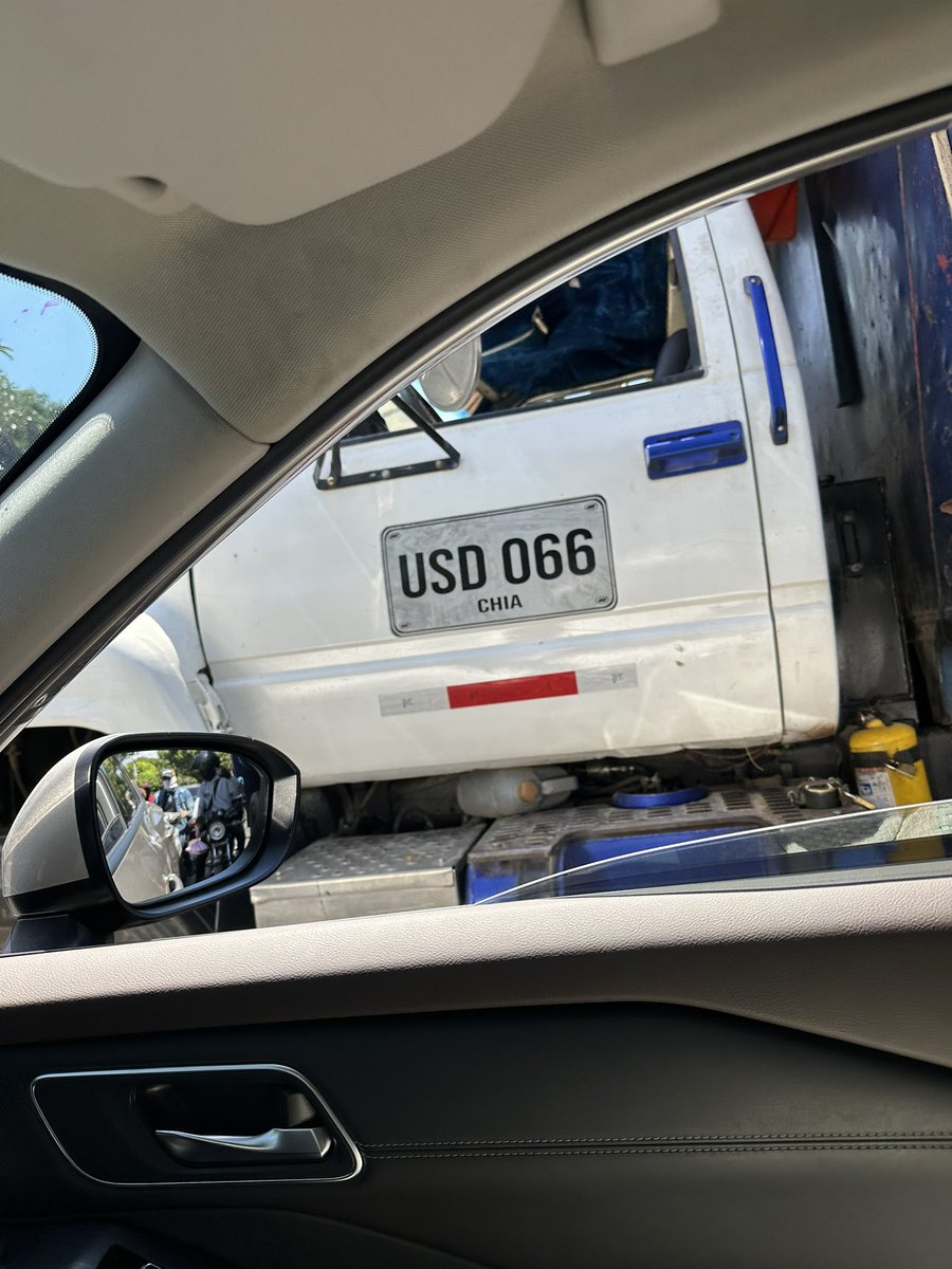 Hay derecho a que este camión parquee en zona prohibida en plena Cra 4a con 19 Valledupar y genere  trancón de 3 cuadras, mientras su conductor almuerza en un restaurante informal que usa el espacio público ? <a href="/ErnestoOrozcoD/">Ernesto Orozco Durán</a> 
Merece comparendo !
