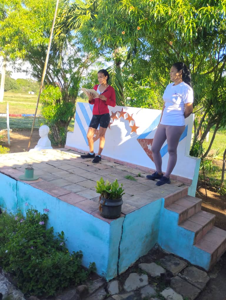 reygp67's tweet photo. Nuestros niños y niñas en Jesús Menéndez, rinden tributo a nuestro héroe nacional José Marti en su 173 aniversario .#CubaMened. #ChaparraTierradeValientes https://t.co/Z4oqFkzq9T