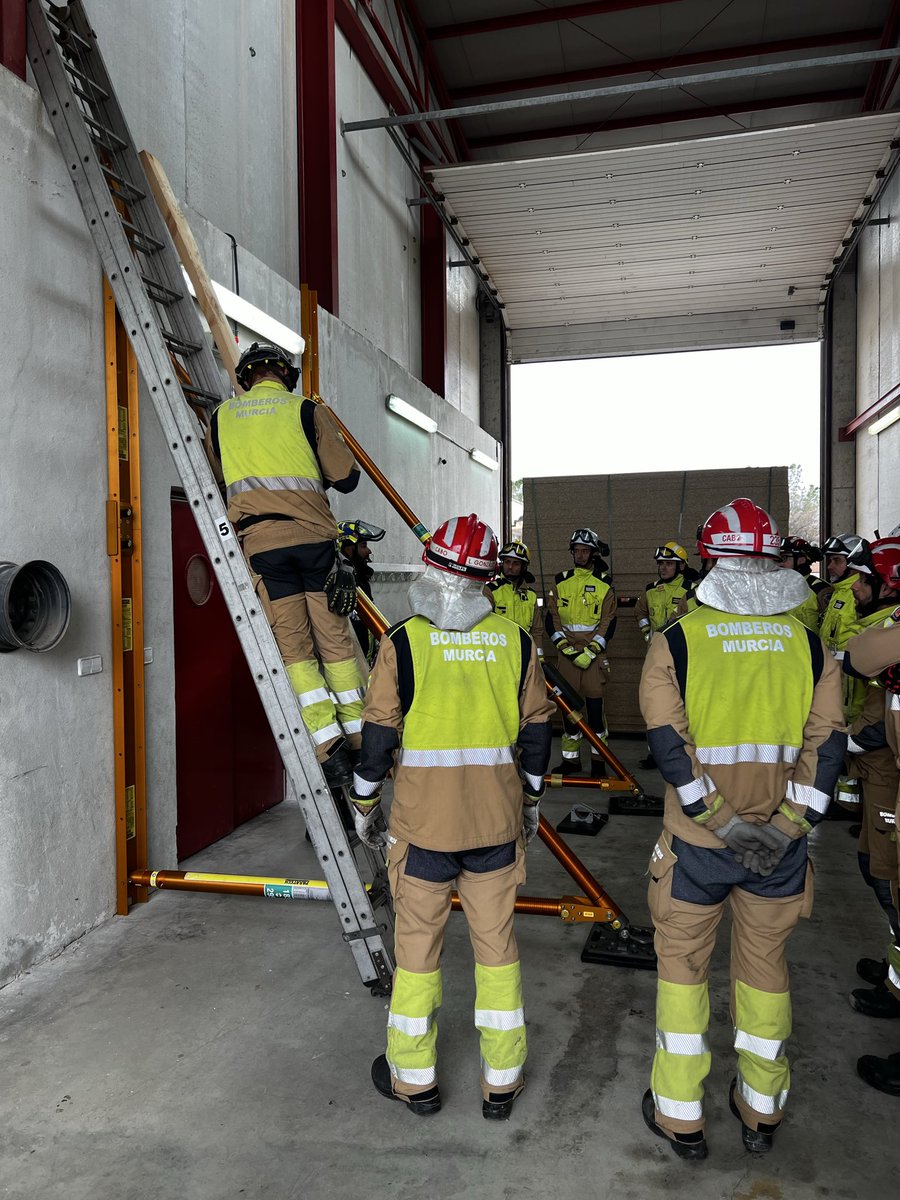 IGS_Spain's tweet image. Segundo día de formación #PARATECH para Bomberos de Murcia. Hoy hemos practicado maniobras para intervenciones en estructuras colapsadas #bomberos #Murcia @Paratech_Inc