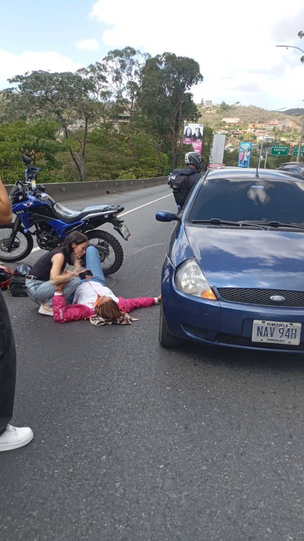 Vía @Chrisalejandro7 Autopista Pdos del Este antes del túnel de la Trinidad vía el Hatillo, genera retraso autoridades en la zona #EnDesarrollo 1:10Pm #28Ene