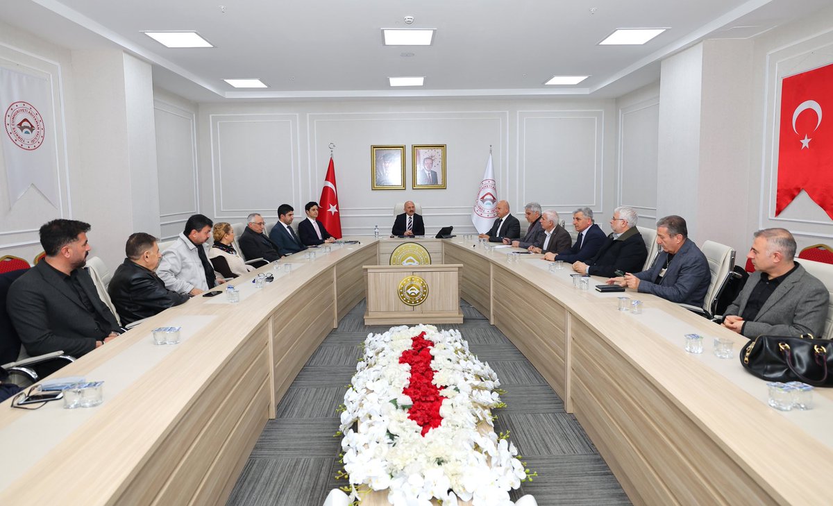 Adıyaman’ın tarihini ve ortak hafızasını geleceğe taşıyacak Kent Müzesi ve Kent Arşivi Projesi adım adım hayata geçiyor.
Sn Valimiz Dr. Osman Varol'un başkanlığındaki komisyon toplantısına katıldık.
Sn Valimiz en az bir Adıyamanlı kadar heyecanlı ve kararlı.
Heyecanla bekliyoruz.