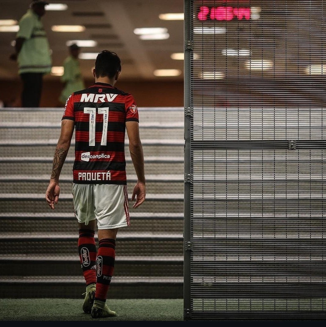 Paquetá une paixão e poesia nessa volta dele ao Flamengo, destacando o lema do clube: “Acima de tudo rubro-negro”

Em um mundo plastificado e artificial, prevaleceu o coração.

“Eu nunca pedi para ir embora, eu pedi para voltar para casa.”

Ansioso para ver sua prosa em campo.