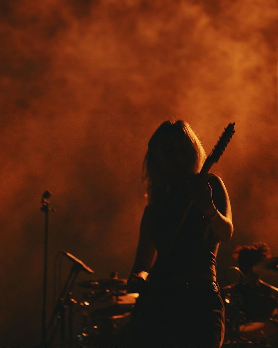 lalisavg's tweet image. 𝗘𝘃𝗲𝗿𝘆𝗼𝗻𝗲’𝘀 𝗔 𝗦𝘁𝗮𝗿! • 𝗮𝘂 𝗝𝗲𝗻𝗹𝗶𝘀𝗮 

Lisa é uma estrela, ícone da moda e mãe solo, totalmente dedicada à carreira e à filha, sem tempo para nada, nem namoros. Mas então ela conhece Jennie, a professora de música de Yuki, e suas prioridades começam a mudar.