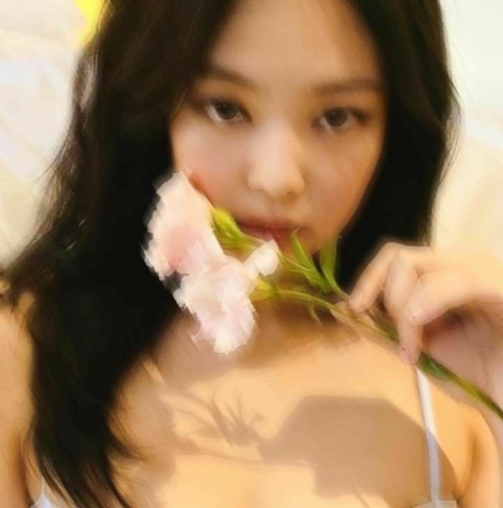 lalisavg's tweet image. 𝗘𝘃𝗲𝗿𝘆𝗼𝗻𝗲’𝘀 𝗔 𝗦𝘁𝗮𝗿! • 𝗮𝘂 𝗝𝗲𝗻𝗹𝗶𝘀𝗮 

Lisa é uma estrela, ícone da moda e mãe solo, totalmente dedicada à carreira e à filha, sem tempo para nada, nem namoros. Mas então ela conhece Jennie, a professora de música de Yuki, e suas prioridades começam a mudar.