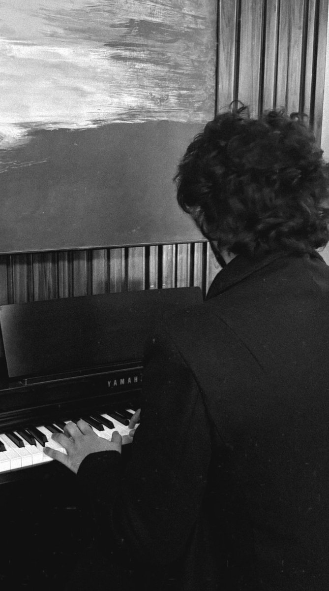 Him with his piano!! 🤍

#AmaalMallik