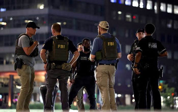 nicksortor's tweet image. 🚨 BREAKING: The FBI has just executed a SEARCH WARRANT at the Fulton County, GA Election HQ, pretty much GROUND ZERO for voter fraud in the 2020 election

Per Fox News, this raid is related to the 2020 election

This is gonna get interesting!