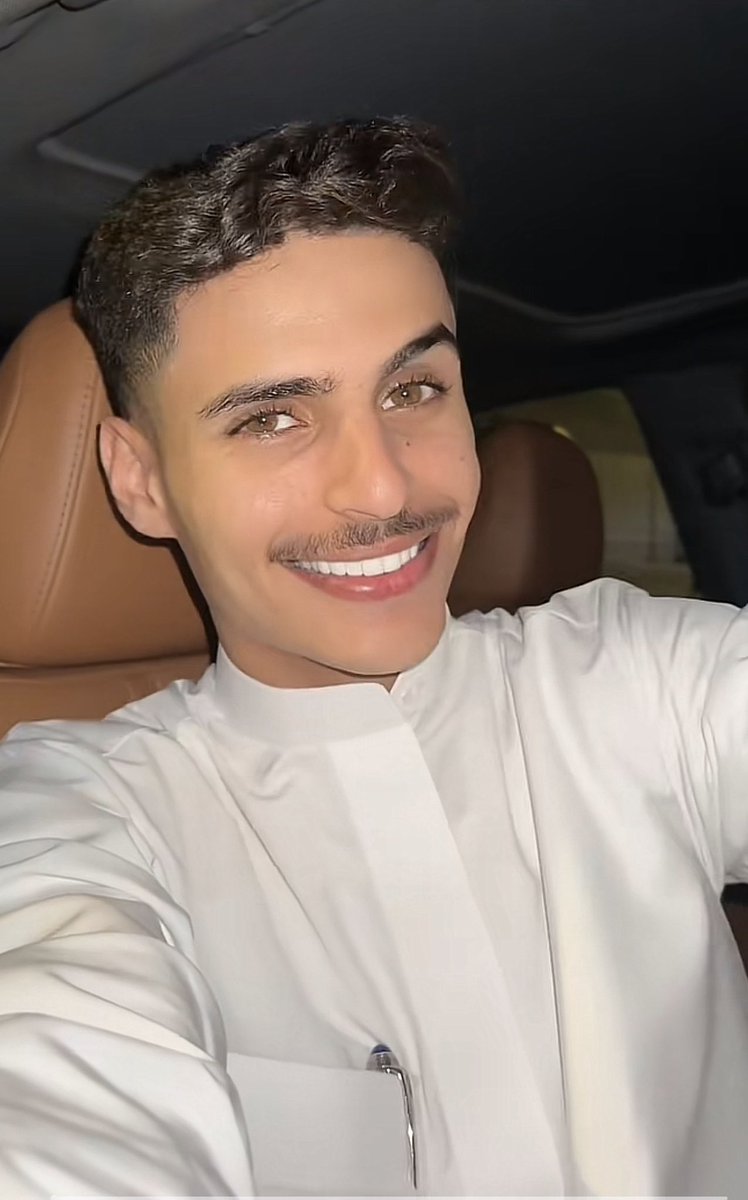 عالم كتب. tweet media