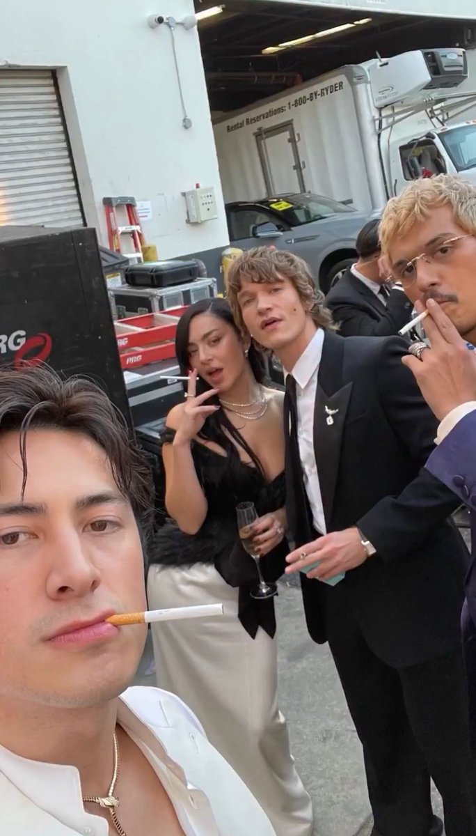 mira💋 tweet media