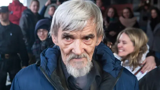 prof_preobr's tweet photo. Сегодня 70 лет ис��олняется историку и правозащитнику Юрию Дмитриеву.
Юбилей в колонии, в пыточных условиях.
Уже 9 лет Дмитриев сидит по сфабрикованному делу.
Сфабрикованному за то, что он не боялся говорить правду о Сандармохе, одном из самых страшных мест сталинских преступлений.
Там было расстреляно более 6000 человек.
Наследники тех чекистов, что расстреливали, теперь у власти. Они и отдали приказ посадить старого человека на 15 лет.