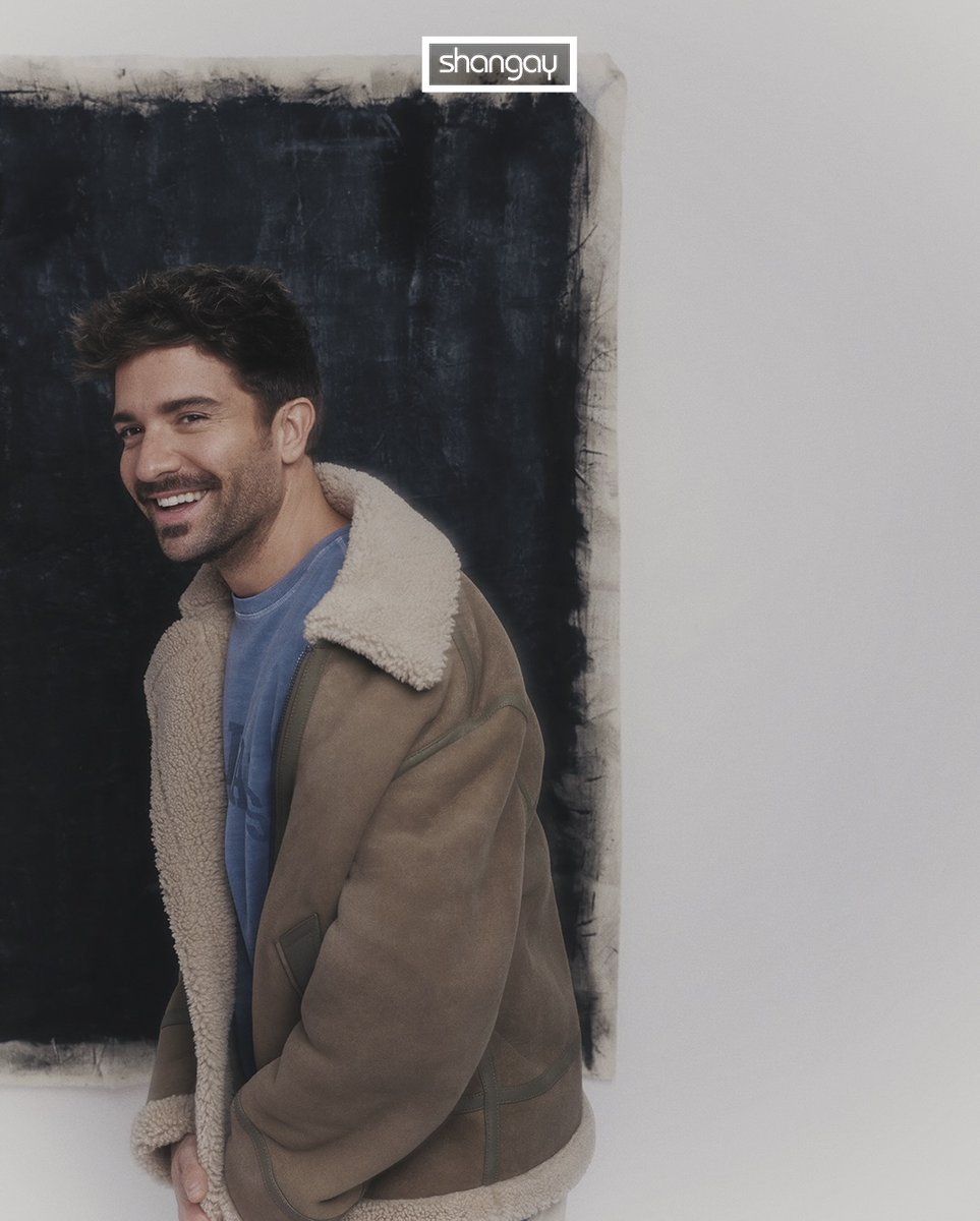 AlboranTeam's tweet photo. #Fotos Quince años de carrera, nuevo album en la calle #KM0, y su primera serie como actor, "Respira". Vive un momento dulce @pabloalboran.

Portada del Anuario 2025 de la revista @Shangaycom. Lee la entrevista 👉🏻 https://t.co/1HJgq1KmVC o dale ▶️ al vídeo https://t.co/Lz8FajpklK https://t.co/aHnrag7lOg