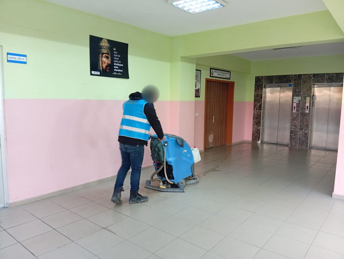 Çankırı Denetimli Serbestlik Müdürlüğünün kamu yararına çalışma yükümlülüğü bulunan yükümlüleri tarafından,yarıyıl tatili döneminde Muazzez Ser- Ved Amaratoğlu Ortaokulunun dış çevresiyle birlikte okulun iç alanlarında kapsamlı temizlik çalışması gerçekleştirildi.<a href="/FatihMU87200907/">Fatih MURAT</a>