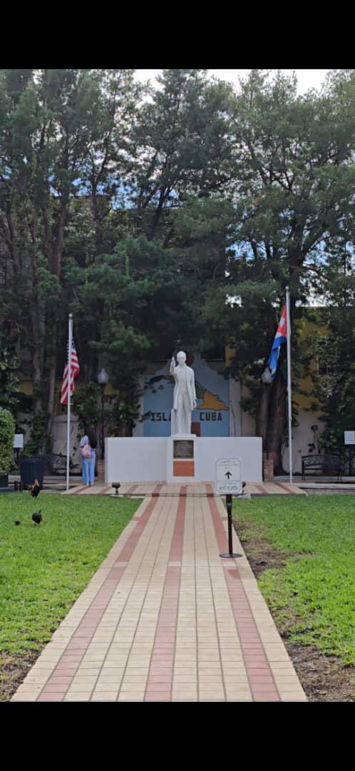 Al celebrar el 250 aniversario de la fundación de los Estados Unidos 🇺🇸 #Freedom250, en el cumpleaños de José Martí conmemoramos sus profundos vínculos con este país, incluyendo Tampa, Florida, específicamente el Parque Amigos de José Martí.
🌿 ¿Sabías que contiene tierra de