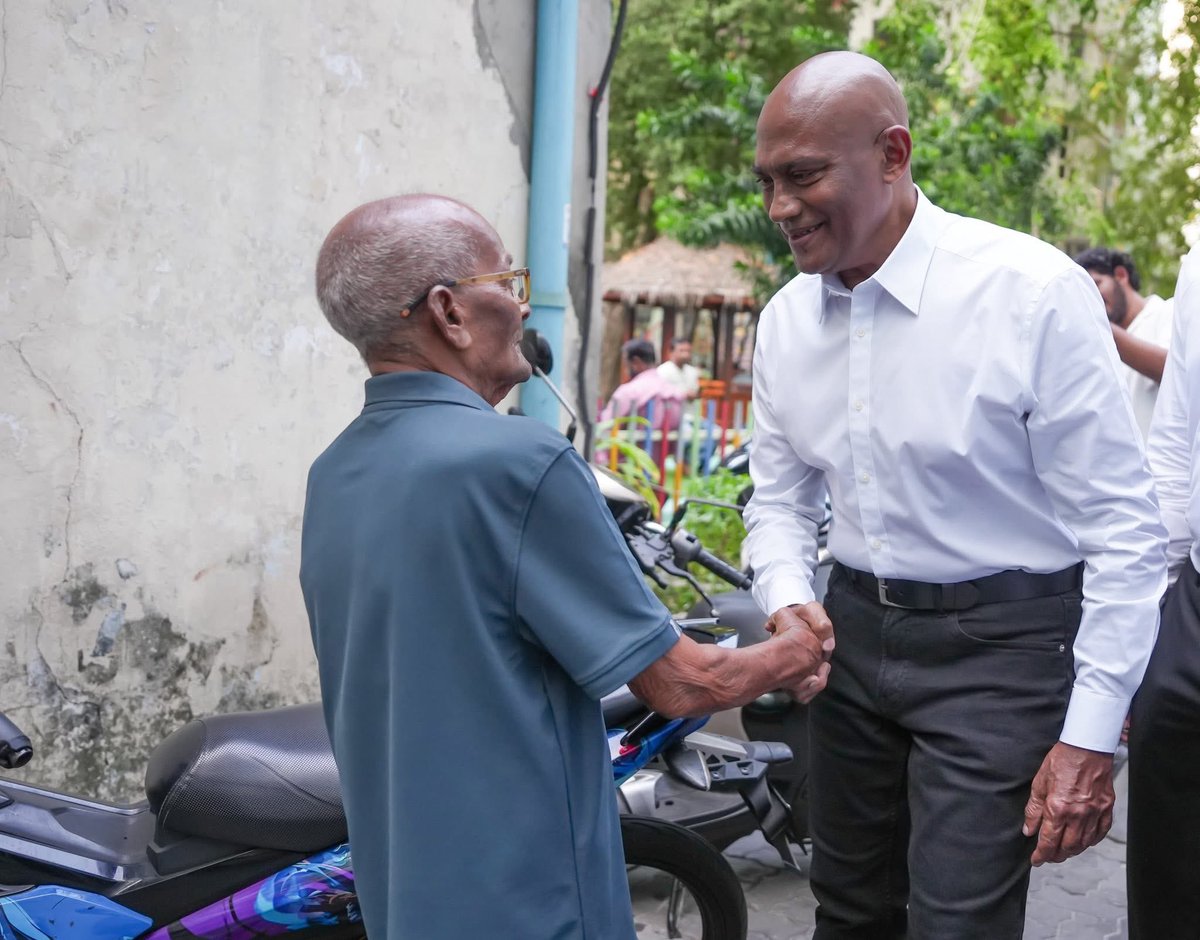 ކޮންގްރެސް ޕާޓީގެ ހެންވޭރު ހުޅަނގު ދާއިރާގެ ކެންޑިޑޭޓުންގެ، ދޮރުން ދޮރަށް ހަރަކާތުގެ ތެރެއިން.

#LCE2026 
#JaleelForMayor 
#CongressPartyMV 
#DhiveheengeRaajje