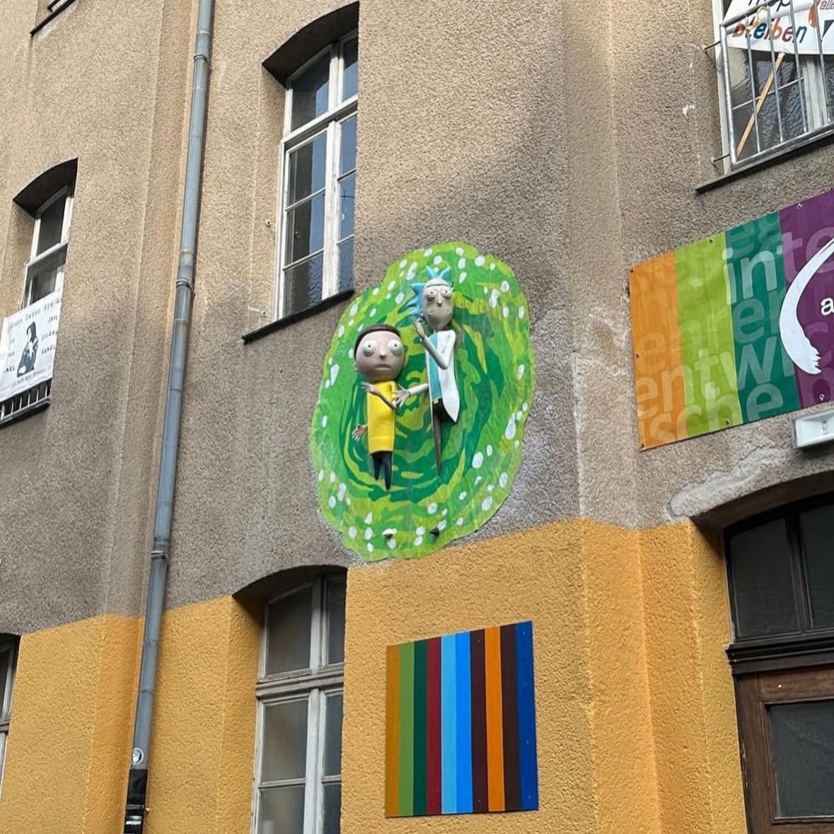 Kadıköy'den Köln'e açılan 'Rick and Morty' portalı görüntülendi.