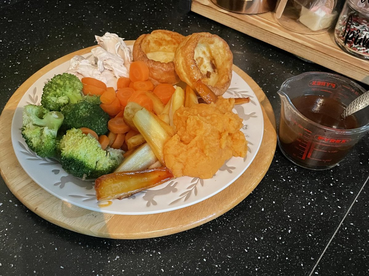 devereux1655's tweet photo. Well that was delicious - had a craving for my honey glazed parsnips and the rest ended up on my plate 🤣 very full now yum #dinner #parsnips #food #vegetables #chicken  🥕🥔🥦🍗🍽️ https://t.co/mhx4kunRE7