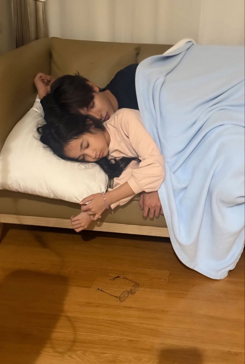 โฮรรรรรรรㅠㅠㅠㅠㅠㅠ เด็กดี ทำงานเสร็จก็ไปเฝ้าคุณแม่ เป็นดาราเสร็จกลับไปเป็นลูกและพี่ชายคนโตต่อ ชั้นรักไม่ผิดคนอะ 😭😭😭😭😭😭😭😭😭😭😭😭 พี่รักจุงมากๆอะ 😭😭😭😭😭😭