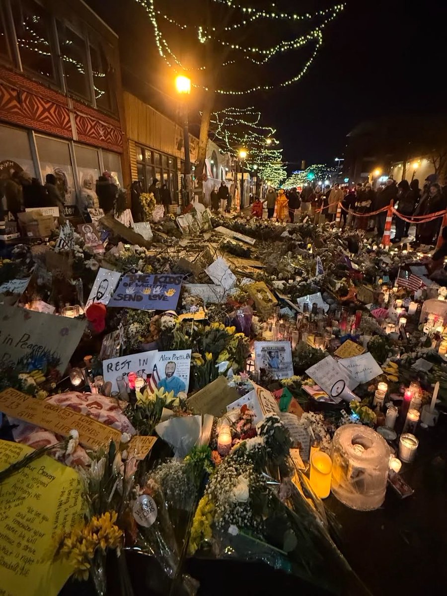 LePapillonBlu2's tweet image. The Alex Pretti memorial. R.I.P. Alex🕯️