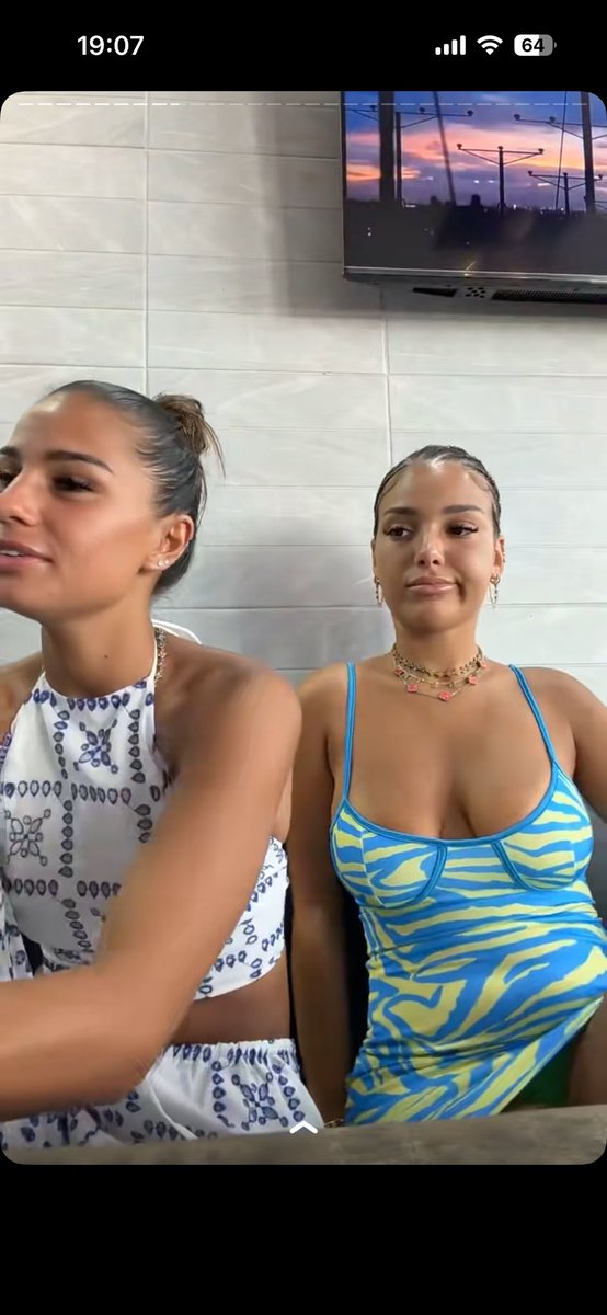 nymeiis's tweet image. «  Camélia83 c’est trop une hlel elle s’habille pudiquement comparée à Bebeta » 
Elles ont la même forme de robe c’est juste que Bebeta a des formes et Camélia en as pas c’est tout🤣 

#Camelia83 #Bebeta #Hatice #Ovsie #Camelia92