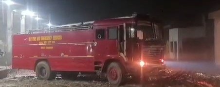sbsnewshindi's tweet photo. #BREAKING बुलंदशहर: गांव फतेहाबाद में निर्माणाधीन कोल्ड स्टोर में भीषण आग, अचानक आग लगने से मचा हड़कंप, सूचना पर फायर ब्रिगेड की 3 गाड़ियां मौके पर पहुंचीं, आग के कारणों की जांच जारी, थाना पहासू क्षेत्र का मामला | #Bulandshahr #ColdStorageFire #FireBrigade #BreakingNews #LatestUpdate #UPNews #IndiaNews @bulandshahrpol @fireserviceup