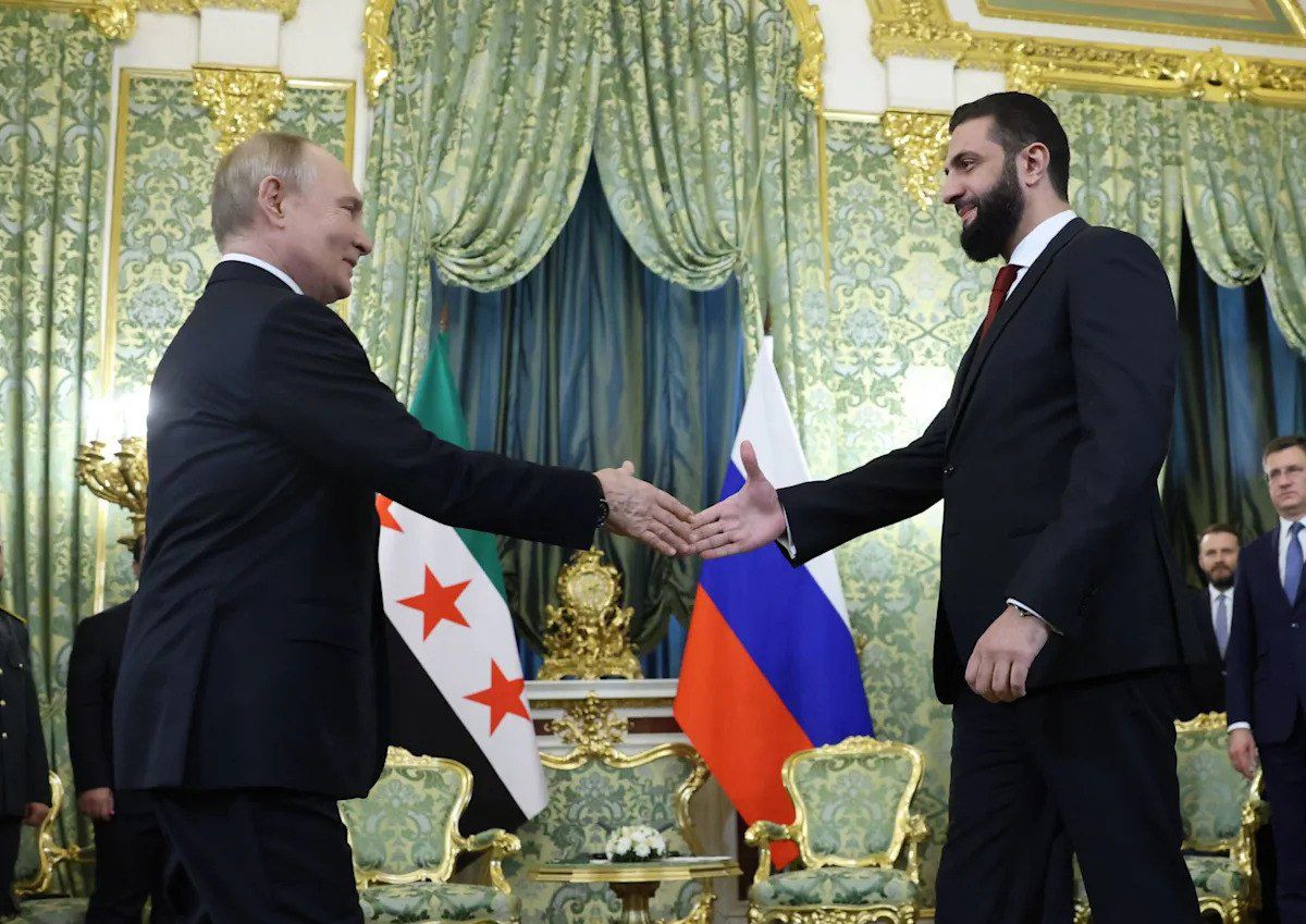 Yıldıray Oğur yazdı: Putin’in bile gerisine düşmek…

serbestiyet.com/gunun-yazilari…

"CHP ve Özel’in halkını 13 yıl bombalamış ve Rusya’yı çağırıp bir de onlara bombalatmış Esad gibi bir demokrasi ve sandık aşığında bulduğu huzuru, Şara’nın kaçırdığı anlaşılıyor.

Gerçekten