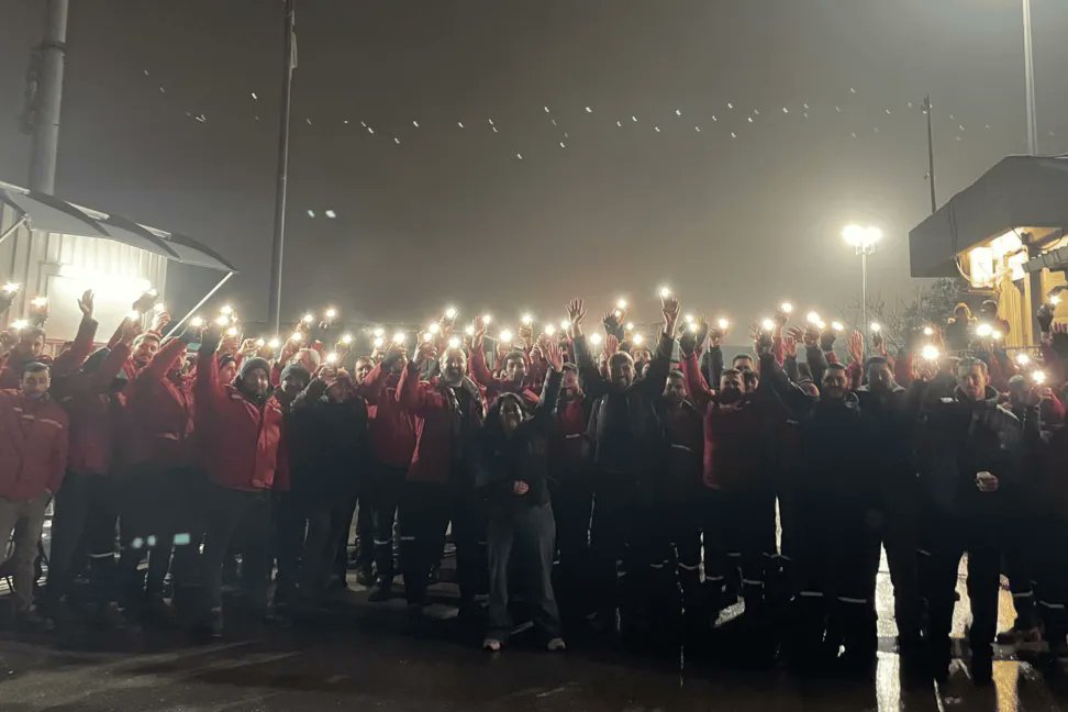 Migros saldırıya geçti: İşçilere 'iyi niyet' yalanıyla işten çıkarma mesajları gidiyor

📌Direnişi kıramayan Migros yönetimi, hukuk sopasını göstererek işçileri tazminatsız işten atmakla tehdit ediyor. Bugün akşam saatlerinde işçilere, şirket yönetimi tarafından işten çıkarma