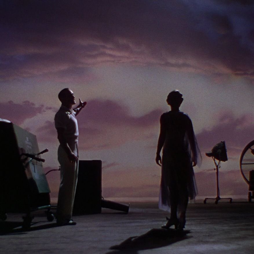 TimmYchali's tweet image. Singing in the rain.1952

ما اعتقد فيه فلم قادر على اسعادك وعلى جعلك تشعر بكميه السعادة عند الانتهاء منه مثل هالفلم 

بالبداية انا و @nodraper كنا في أشد حيره وش الفلم المناسب لمشاهدته خلال هالوقت من هالليل؟خصيصا ان ذوقي وذوقها ما يتشابهون ولكن وقع الاختيار وكان اجمل اختيار 🫶🏻