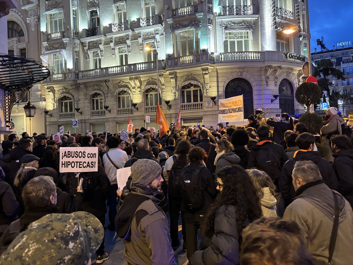 MorenoG_Agustin's tweet image. Concentración de cientos de personas frente al Congreso de los Diputados protestando por el voto de ayer de PP, Vox y Junts contra la mayoría social.
Se pide urgentemente:
Moratoria anti desahucios YA
Escudo Social
Subida de pensiones 
¡Si no luchas nadie te escucha!
#ESTAPASANDO