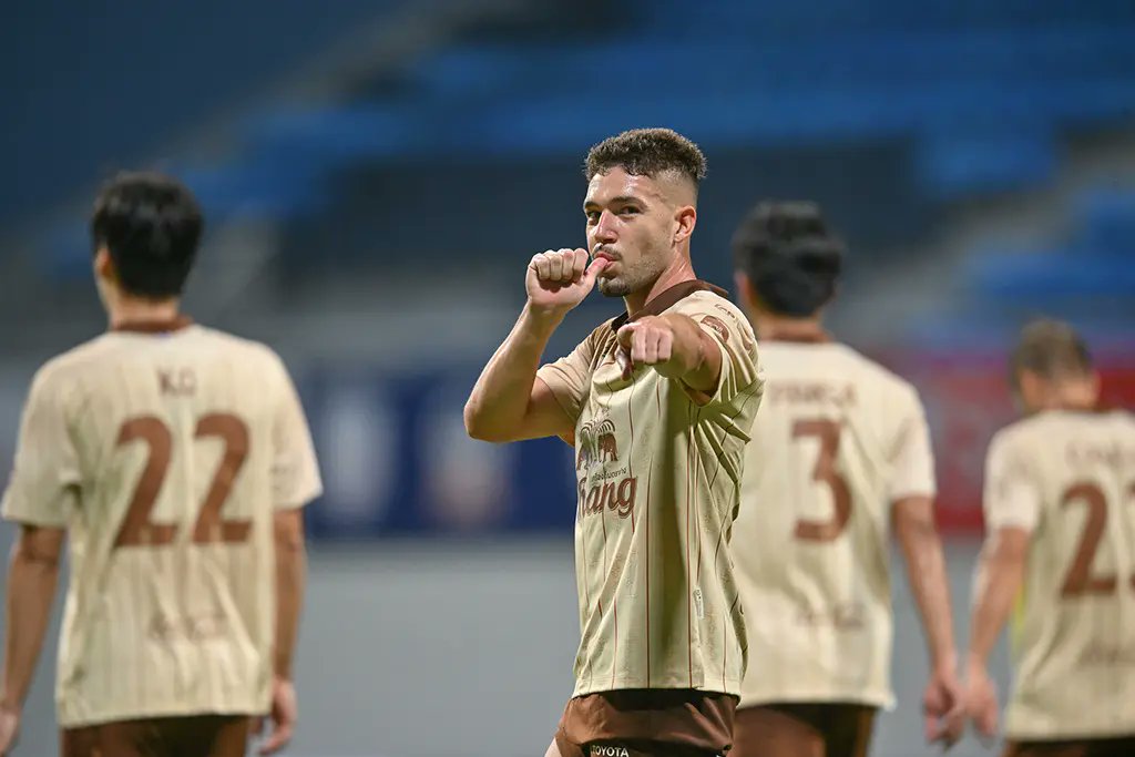 RealSportsFocus's tweet photo. 🔥 Thai clubs on fire! #Buriram United smash Tampines, #BGPathumUnitedFC crush Cebu — #ShopeeCup Group A just got flipped on its head. 

🔥 ทีมไทยเดือด! บุรีรัมย์ถล่มแทมปิเนส, บีจีอัดเซบู — กลุ่มเอพลิกทันที 👀 ใครจะหยุดได้? 

Report 👉 https://t.co/UADZqRSYPr https://t.co/wwP7BGX3QX