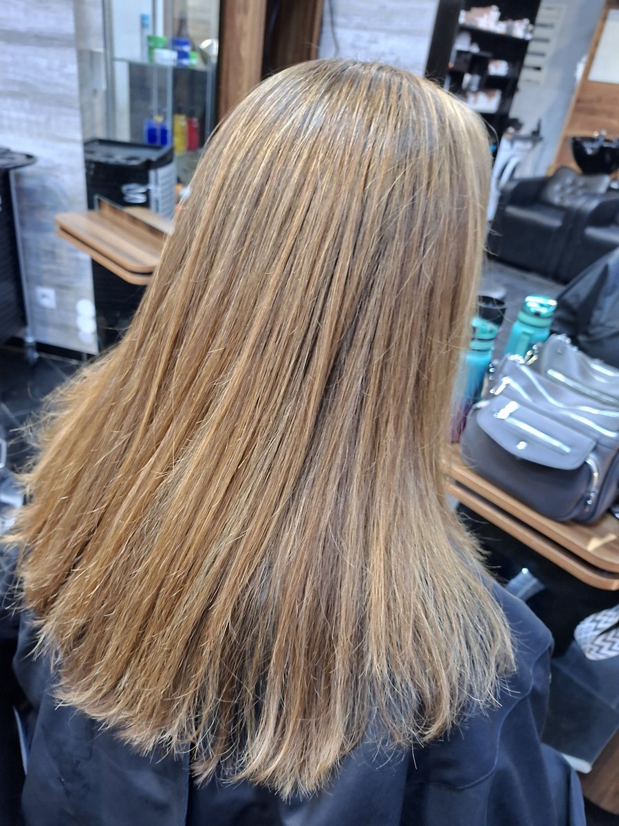 Erste mal im Leben meine Haare beim Friseur gefärbt...blonde Strähnen u.a.
