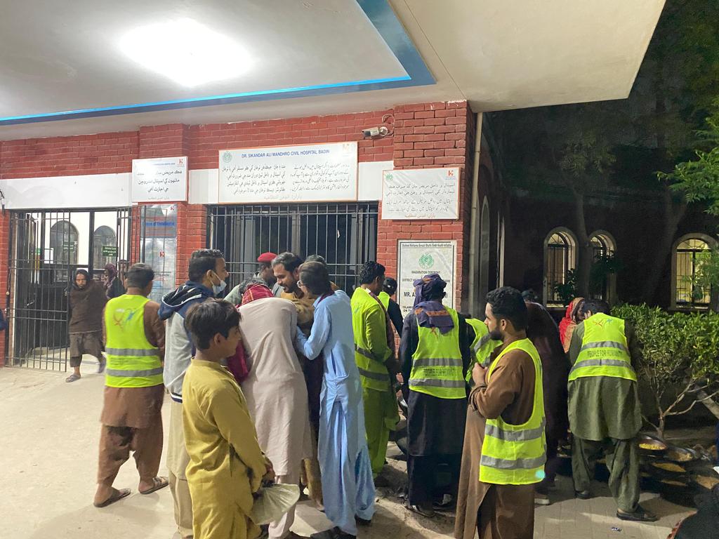 AlyeeIrfan's tweet photo. دسترخوان امام حسن علیہ السّلام انڈس ہسپتال بدین پر ہر جمع رات کو لگایا جاتا ہے جس میں بے سہارا دوستوں ساتھیوں کے لیے کھانے کا بندوست کیا جاتا ہے۔
@HummaSaif
#PeopleForHumanity https://t.co/J2epmO2LOV