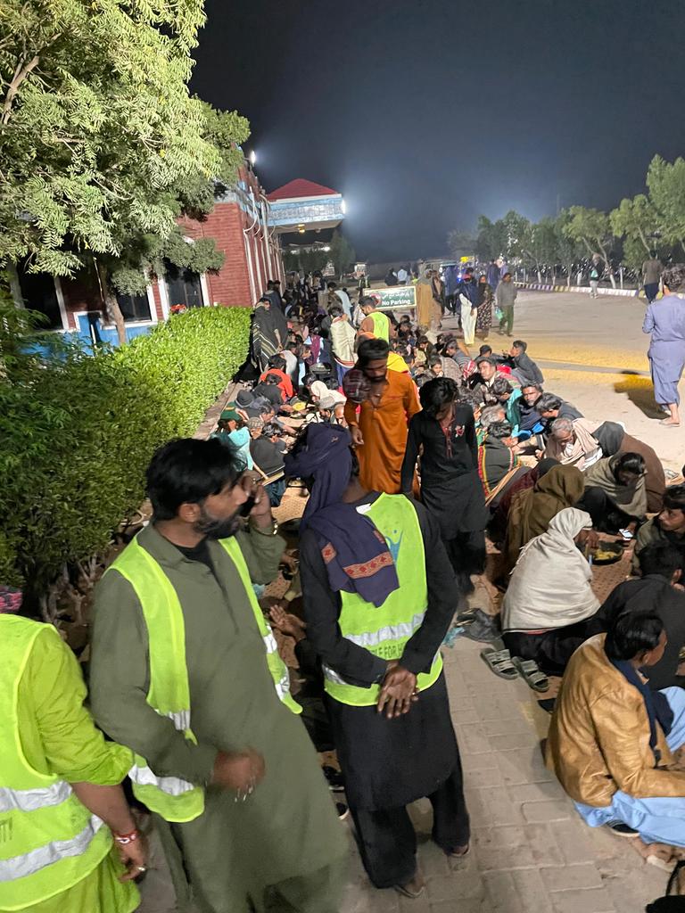 AlyeeIrfan's tweet photo. دسترخوان امام حسن علیہ السّلام انڈس ہسپتال بدین پر ہر جمع رات کو لگایا جاتا ہے جس میں بے سہارا دوستوں ساتھیوں کے لیے کھانے کا بندوست کیا جاتا ہے۔
@HummaSaif
#PeopleForHumanity https://t.co/J2epmO2LOV