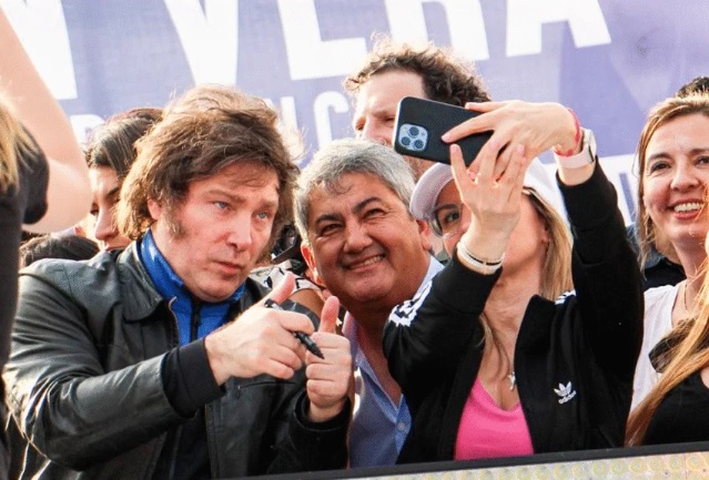 Ojo_Kritico's tweet image. 🔥Los libertarios te hablan de impuestos pero hace 2 años que están y te siguen cobrando: VTV, retenciones, impuestos por Spotify, Chat GPT, You Tube Premium, por pagar Twitter, impuesto a las naftas, 21% de IVA, impuesto a los autos, NO ELIMINARON los registros automotor ¿Sigo?