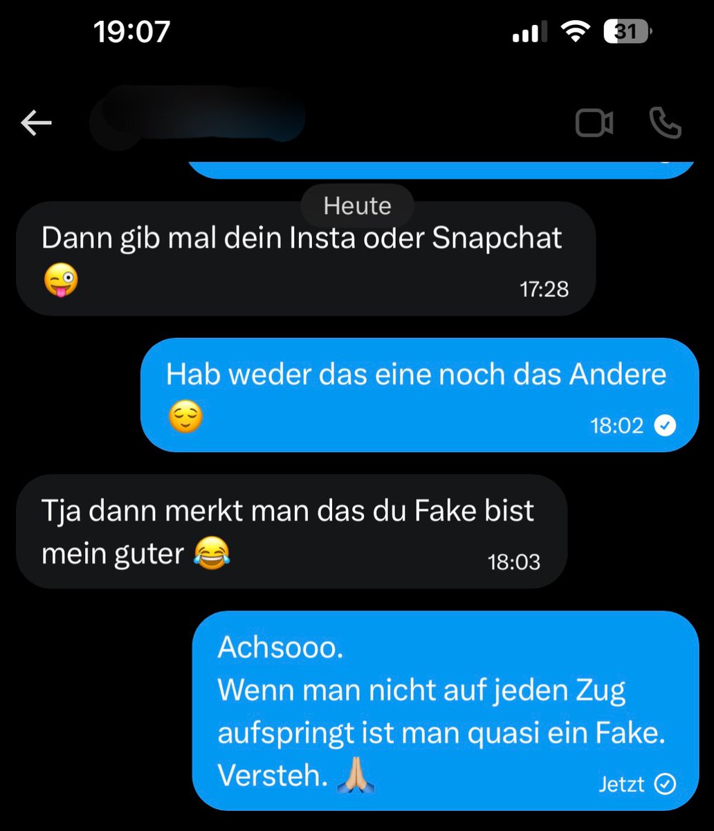 Jetzt ist es raus 🤷🏻‍♀️
Aufgrund der fehlenden 
Social-Media-Accounts muss ich euch leider mitteilen das ich ein Fake bin… Und derweil wollte ich ihm sogar meine Nummer geben 😢
Traurige neue Welt. 
.
Vielen Dank für eure Aufmerksamkeit 🙏🏼
.
*Ironie aus* 
.
WEITERMACHEN 💸😏
.