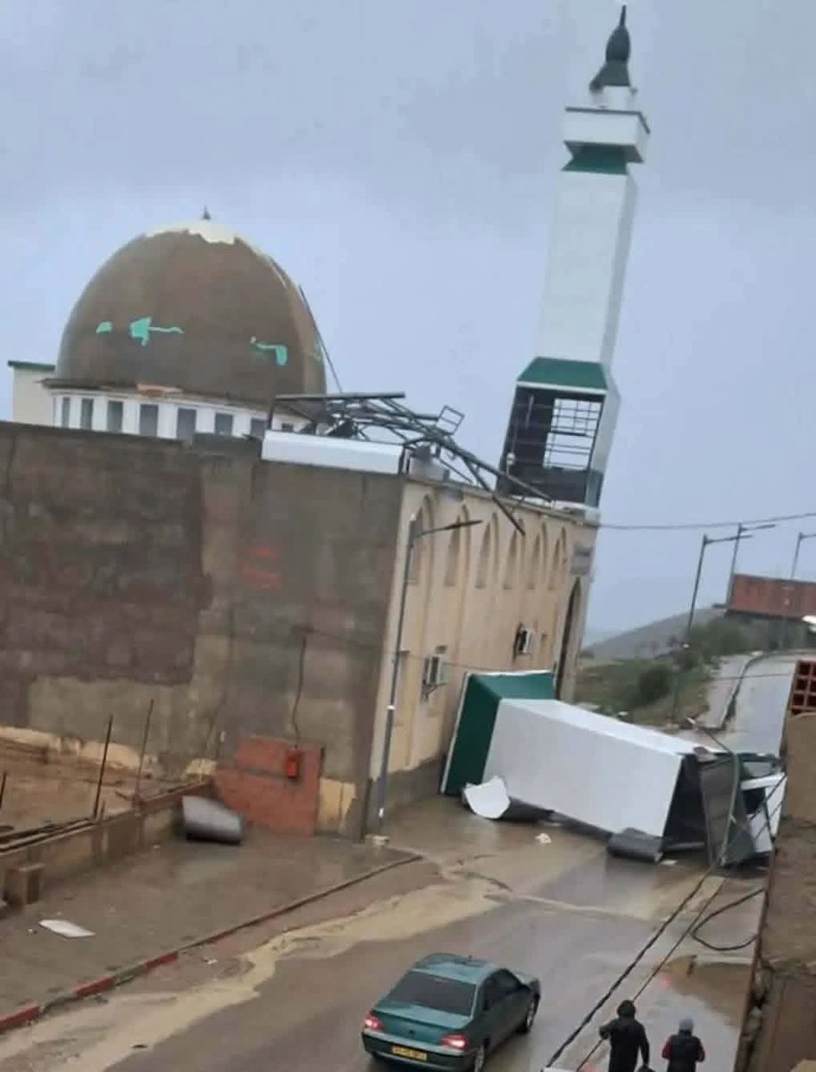 OS_Failure's tweet image. الخرطي لي راه صاري فبرج بوعريريج 😂
تتفرج فالمنارة نقول خادمينها بطولة حديد
شعب مقود