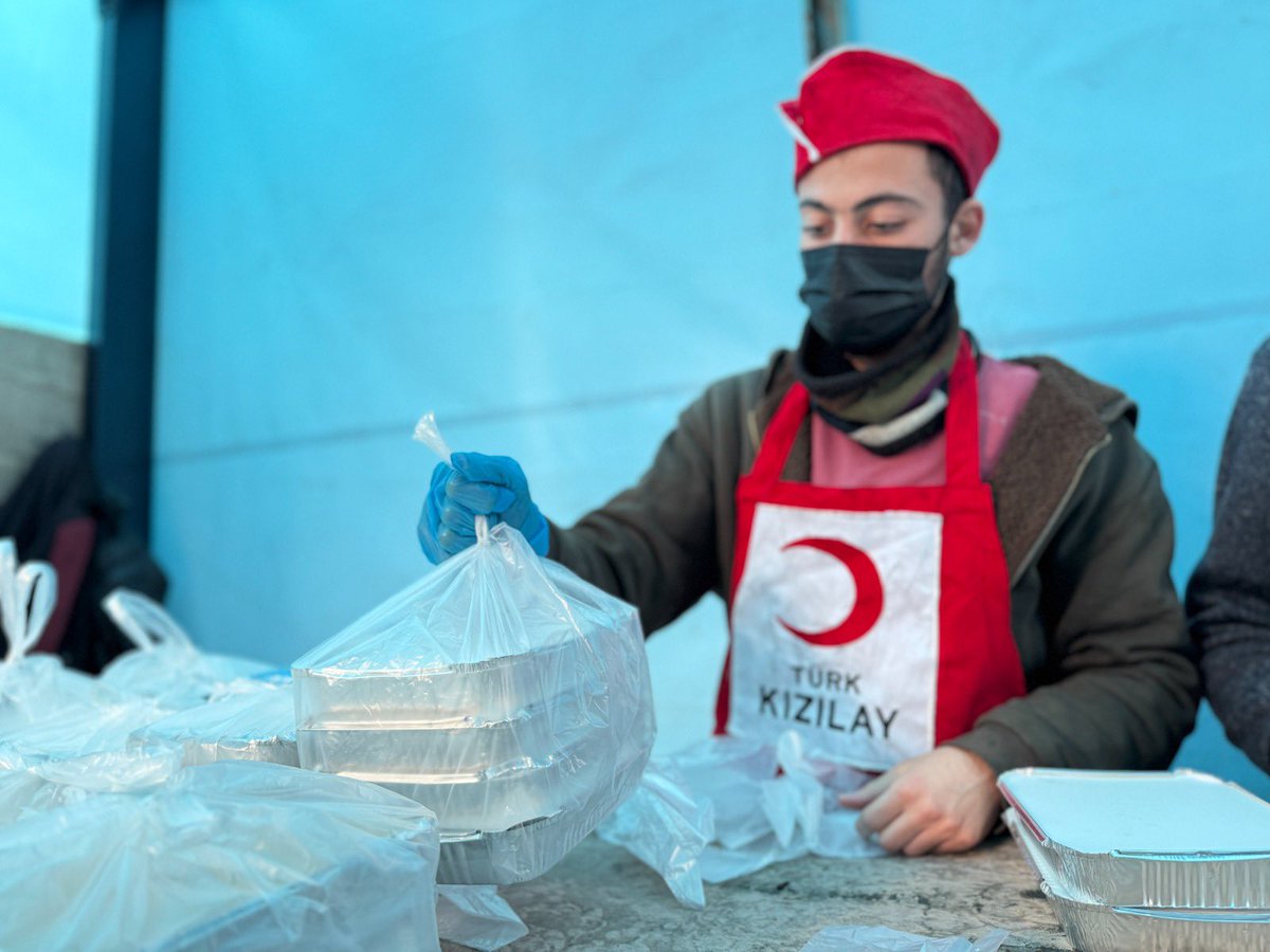 FatmaMericYlmaz's tweet photo. Gazze’de bombaların gölgesinde yaralarını sarmaya çalışan insanlar için aşevimiz durmaksızın çalışıyor. 

Biz, geçmişten gelen dayanışma geleneğimizle bir tas çorbanın, bir ömrü ayakta tutabileceğini biliyoruz.

Gazze halkının yanındayız; dün de, bugün de, yarın da. 🤍🍲 https://t.co/C0Tb3fiuSD