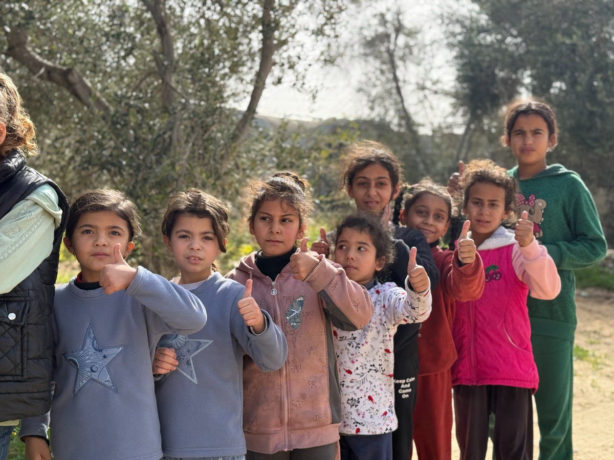 Gazze’de bombaların gölgesinde yaralarını sarmaya çalışan insanlar için aşevimiz durmaksızın çalışıyor. 

Biz, geçmişten gelen dayanışma geleneğimizle bir tas çorbanın, bir ömrü ayakta tutabileceğini biliyoruz.

Gazze halkının yanındayız; dün de, bugün de, yarın da. 🤍🍲