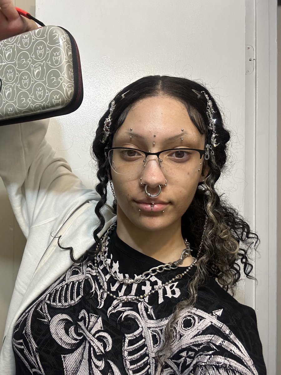 dying4myluvr's tweet image. Ima try every style of glasses until i find my favorite #idc