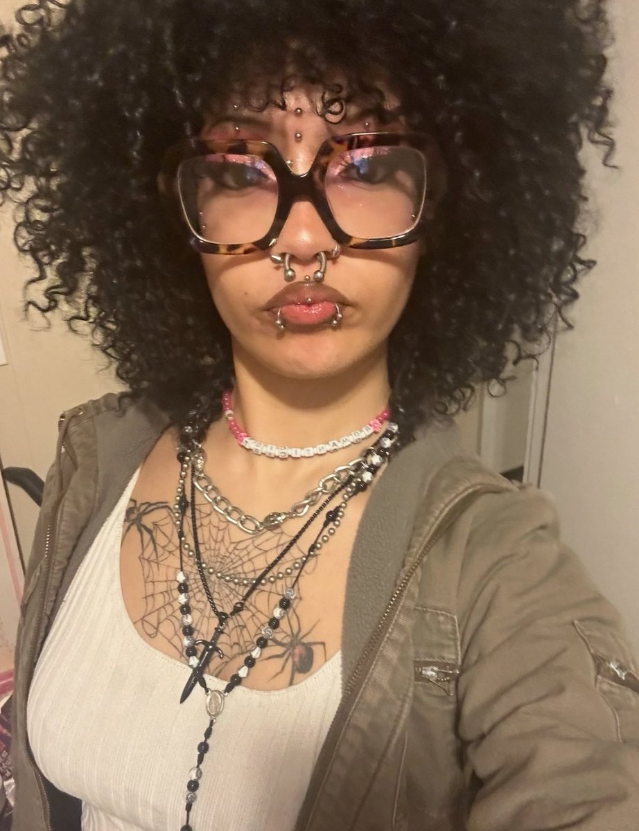 dying4myluvr's tweet image. Ima try every style of glasses until i find my favorite #idc