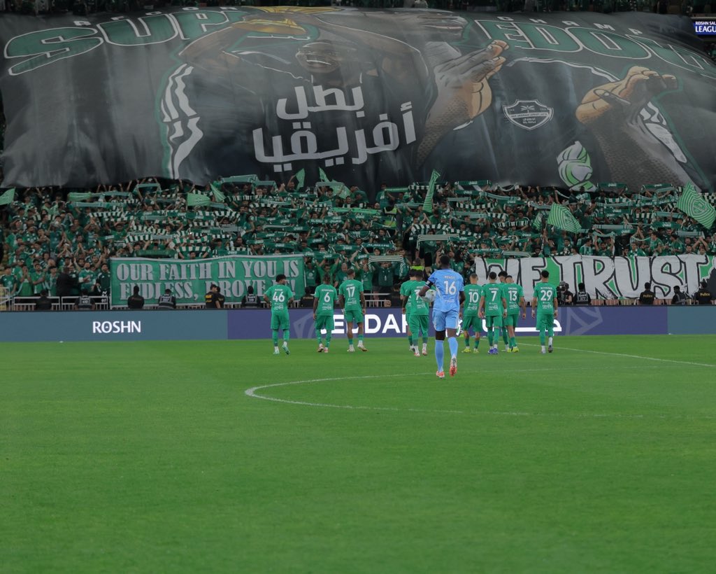 صور رائعة للـغاية ومشهد جميل جدًا..

تكريم مستحق من جمهور عظيم لـ أسطورة!!!! 💚🇸🇳