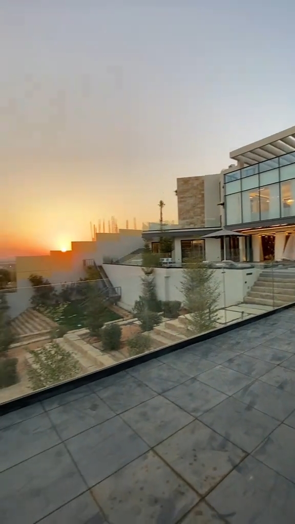 من لديه القدرة على ألتصميم و( التعديل ) والتنفيذ #ديكور  خارجي وداخلي على فيلا  عبارة عن ( منتجع) في #الرياض بمساحة 3000م التواصل على الخاص . #ديكورات_داخليه #InteriorDesign #InteriorDecoration